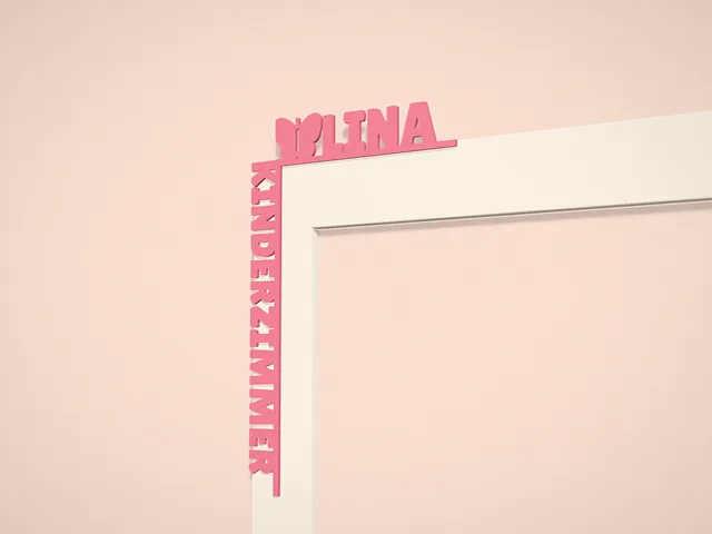 Türschild „LINA“ mit Schmetterling, am linken Steg läuft „KINDERZIMMER“ nach unten, in Rosa am Türrahmen