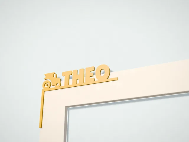 Türschild-Winkel „THEO“ mit Traktor in Senfgelb an der oberen linken Ecke eines weißen Türrahmens